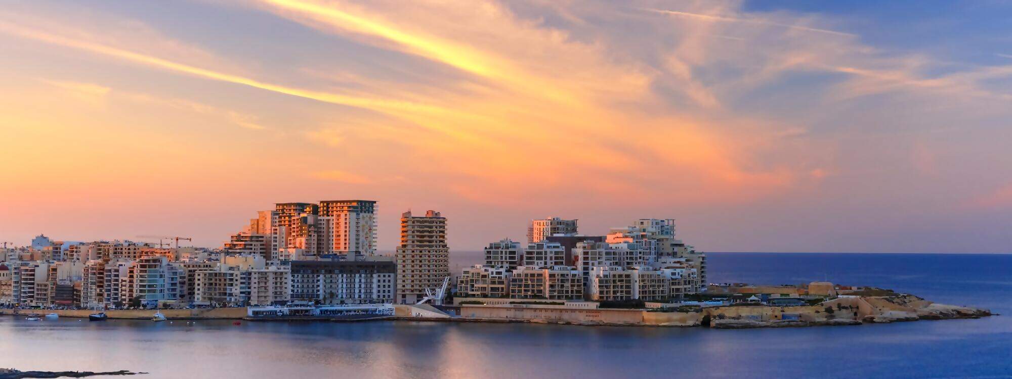 Skyline mit Strand von Tigne auf Malta